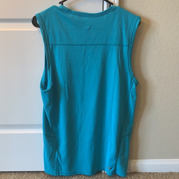 Old Navy Active Sleeveless Shirt - Picture 2 of 4